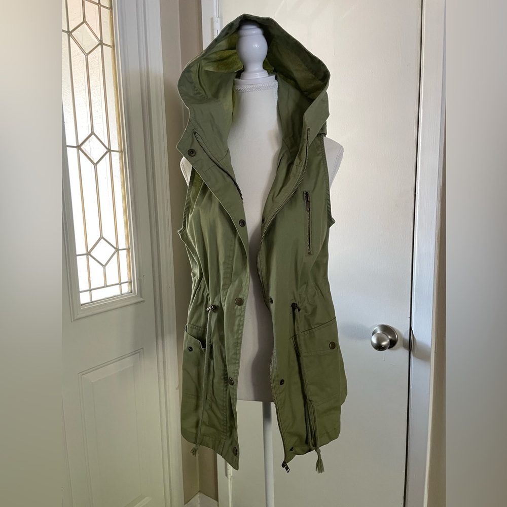 Women’s utility vest w/hood. Size medium. Army green